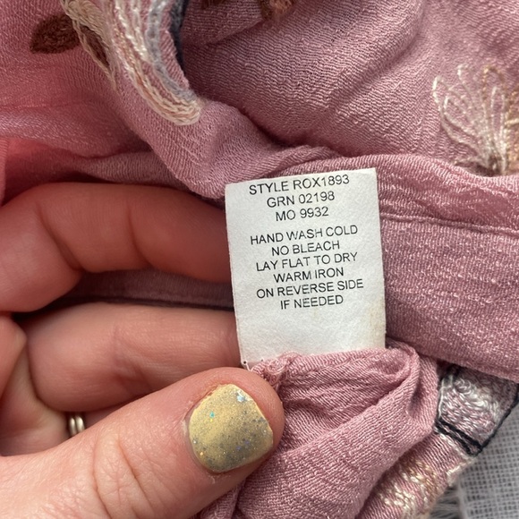 Fig and flower embroidered button down blouse in dusty rose. - Picture 10 of 14